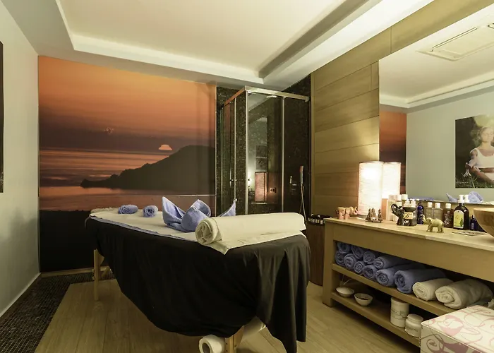 Отель La Deluxe & (adults Only)